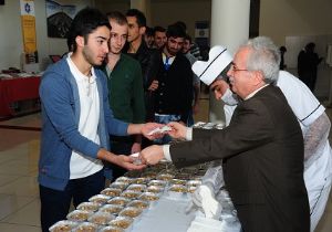 Yaylalı öğrencileriyle aşure paylaştı