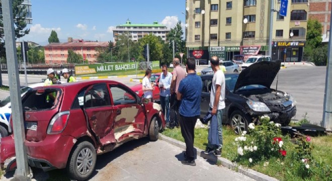 SGK Kavşağında feci kaza: 6 yaralı
