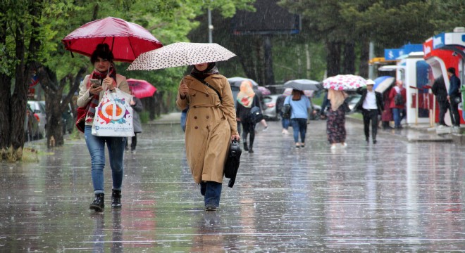 Sağanak yağış Erzurum'da hayatı felç etti