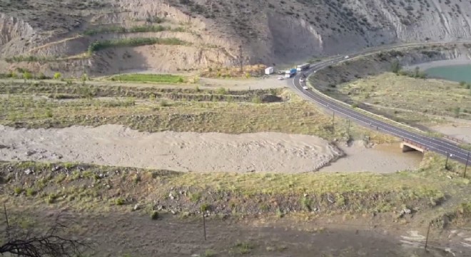 Sağanak yağış sele dönüştü