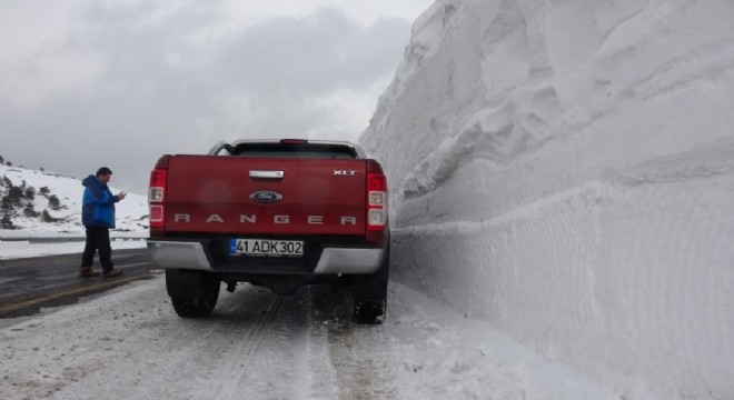 Sahara Geçidi'nde 5 metrelik kar