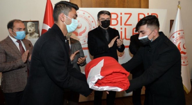 Şanlı Türk bayrağı Erzurum'dan Çanakkale'ye uğurlandı