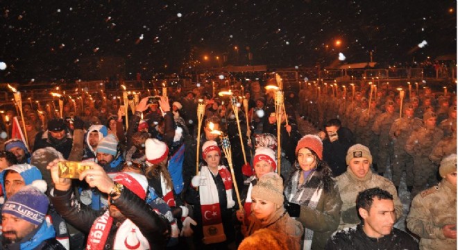 Sarıkamış şehitleri kar yağışı altında anıldı