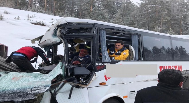 Sarıkamış yolunda trafik kazası: 20 yaralı