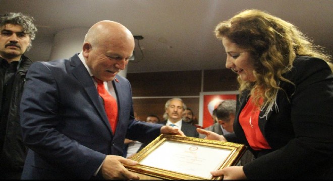 Sekmen, Orhan ve Sunar mazbatalarını aldı