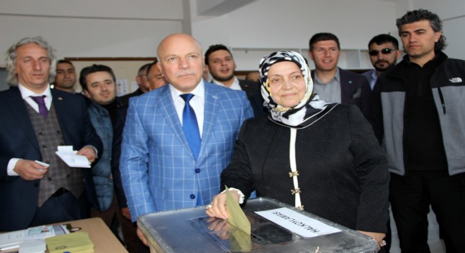 Sekmen, oyunu eşi ile birlikte kullandı