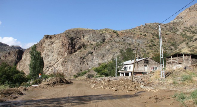 Sel Olur'da ulaşımı aksattı