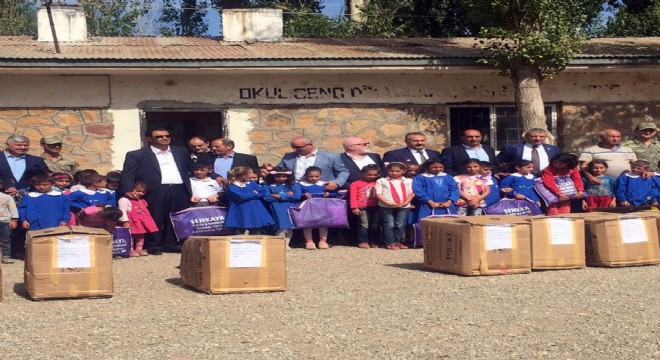 Şenkaya'da 68 Köy Okuluna Kırtasiye Yardımı