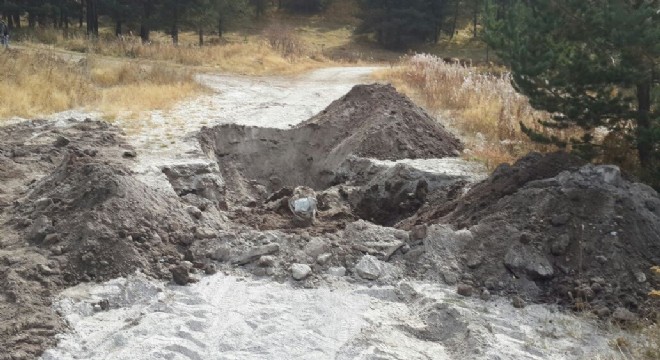 Şenkaya'da yola tuzaklanan patlayıcı imha edildi
