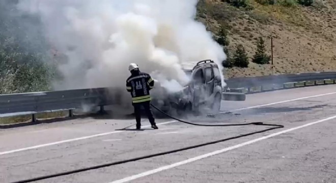 Seyir halindeki otomobil alev aldı