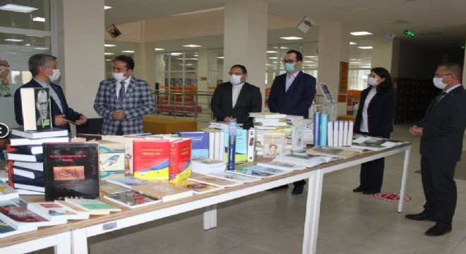 Sultanzadeh Halk Kütüphanesi'ne kitap bağışladı