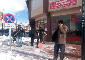 Çat, kardan temizlendi