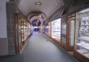 Taşhan turist bekliyor