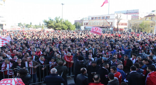 Takımları için meydana akın ettiler