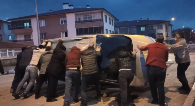 Takla atan aracı vatandaşlar düzeltti