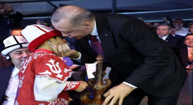 Tanrı Dağları'ndan getirilen su Erdoğan'a sunuldu