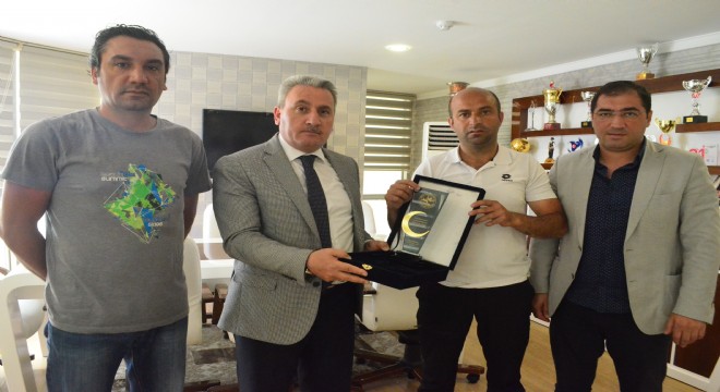 Taşkesenligil'e atletizm teşekkür plaketi