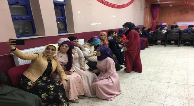 Taşkesenlioğlu Tekman'da mezuniyet coşkusuna ortak oldu