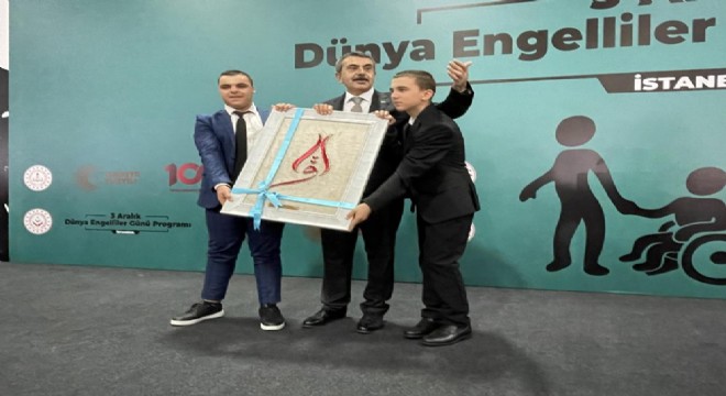 Tekin: 'Hepimizin eşit yaratıldığına inanıyorum'