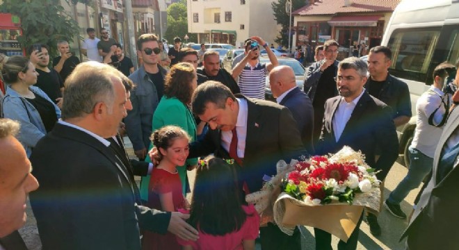Tekin, Uzundere'de çiçeklerle karşılandı