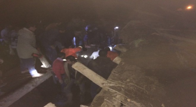 Tekman'da ahır çöktü, 57 hayvan telef oldu