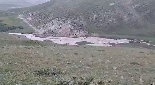 Tekman'da biçilen otlar sel sularına gömüldü