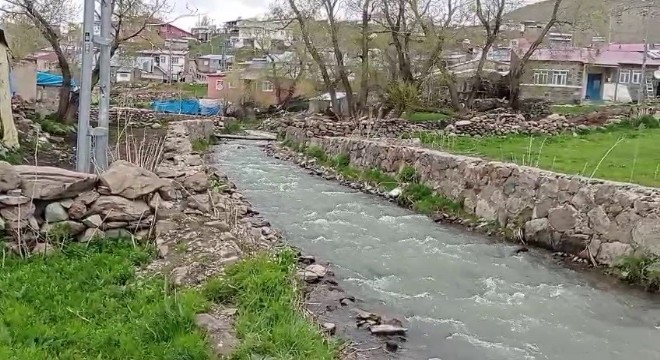 Tekman'da dere yatağına düşen çocuk boğuldu
