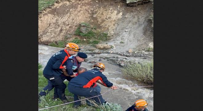 Tekman'da mahsur kalan çift kurtarıldı