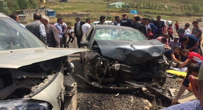 Tekman'da otomobiller çarpıştı: 12 yaralı