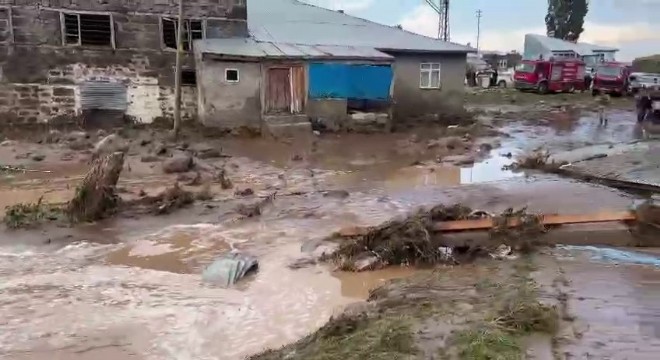 Tekman'da yağmur ve dolu hayatı felç etti