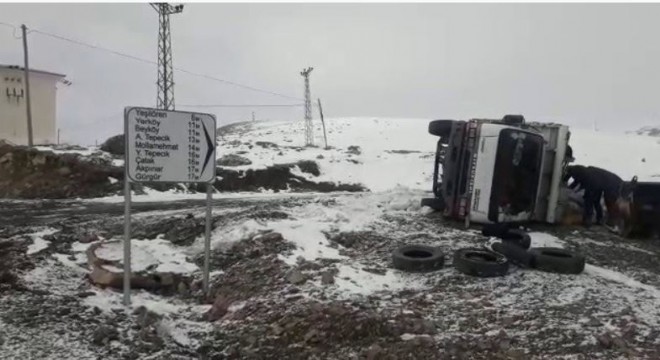 Tekman yolunda buzlanma kazaya yol açtı