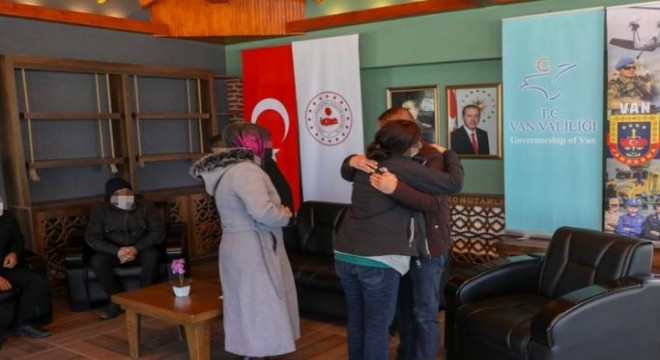 Teslim olan PKK'lı ailesiyle buluştu