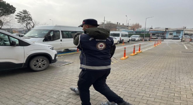 Tır dorsesinden 49 düzensiz göçmen çıktı