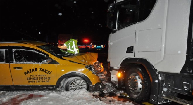 Tır ile taksi çarpıştı: 1 ölü, 3 yaralı