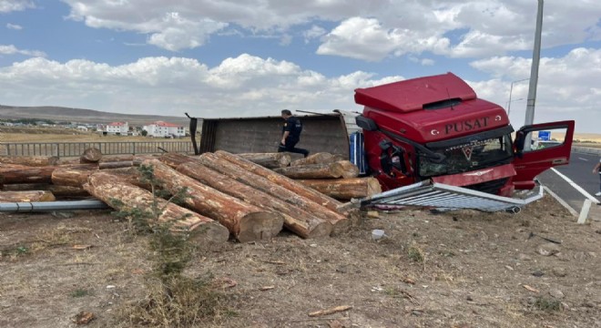 Tomruk yüklü tır devrildi: 1 yaralı