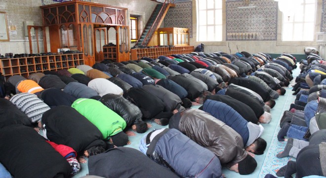 Top atışları altında cuma namazı