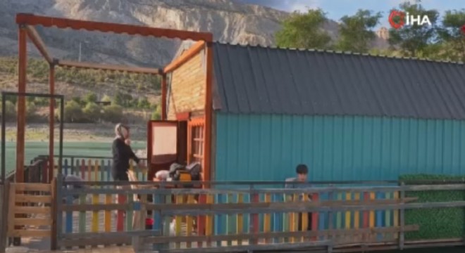 Tortum Gölü üzerindeki yüzen ev ilgi odağı oldu