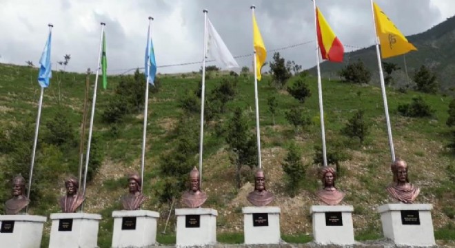 Tortum Şelalesi'ne Türk Büyükleri Anıtı