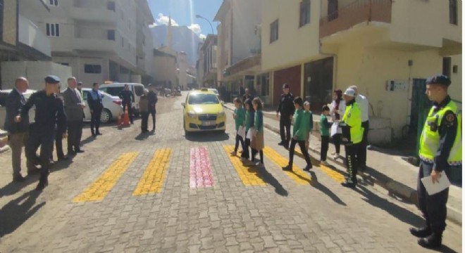 Tortum'da ‘Yayalara Öncelik Duruşu'