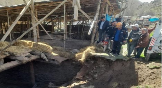 Tortum'da ahır çöktü