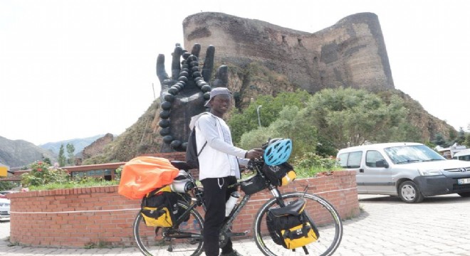 Türkiye turuna çıkan Senegalli Mustafa Oltu'daydı