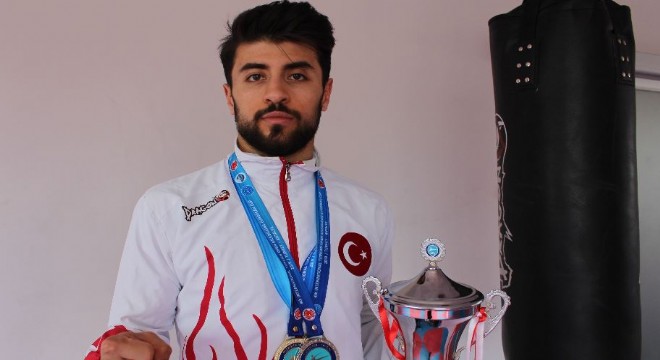 Türkiye'ye gümüş madalya kazandırdı.