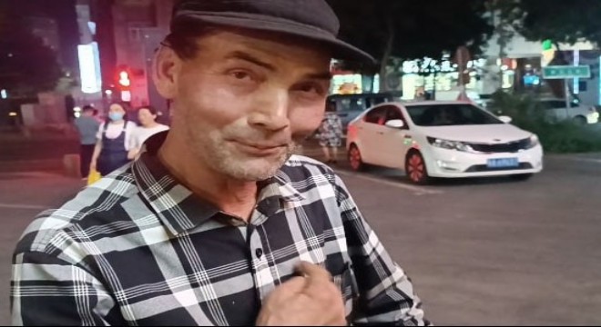 Urumçi'de Türkiye sevgisi: Kalbini gösterdi
