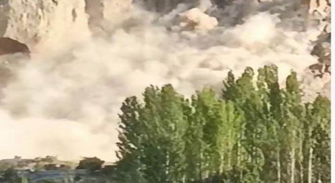 Uzundere Çağlayan'da heyelan