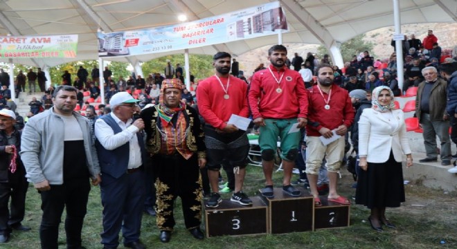 Uzundere'de Fatih Yaşarlı başpehlivan oldu