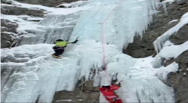 Uzundere'de buz tırmanışında ayı paniği