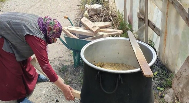 Uzundere'de dut kazanları ateşe konuldu