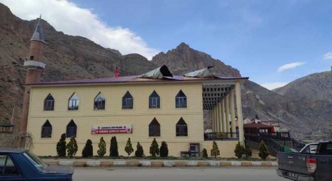 Uzundere'de fırtına etkili oldu