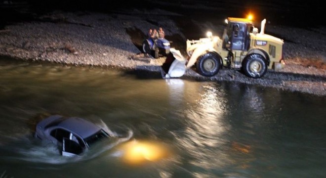 Uzundere'de otomobil dereye düştü: 3 yaralı