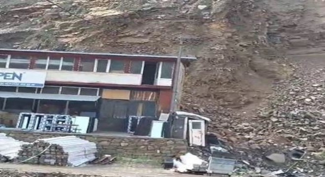 Uzundere'de sağanak yağış heyelana neden oldu